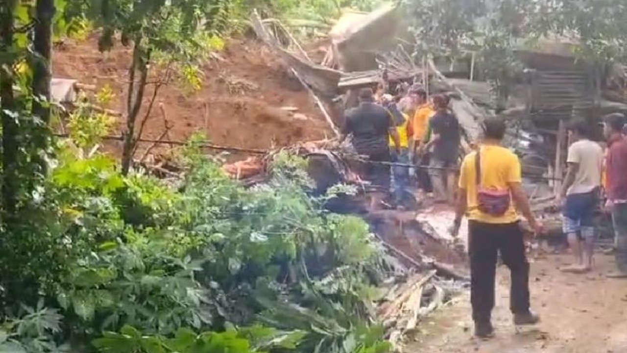 BPBD Jombang kerahkan alat berat untuk mencari dua korban yang diduga tertimbun longsor di Dusun Baturejo, Desa Sambirejo, Kecamatan Wonosalam pada Kamis pagi, setelah empat rumah warga terdampak dan tiga korban berhasil dievakuasi.