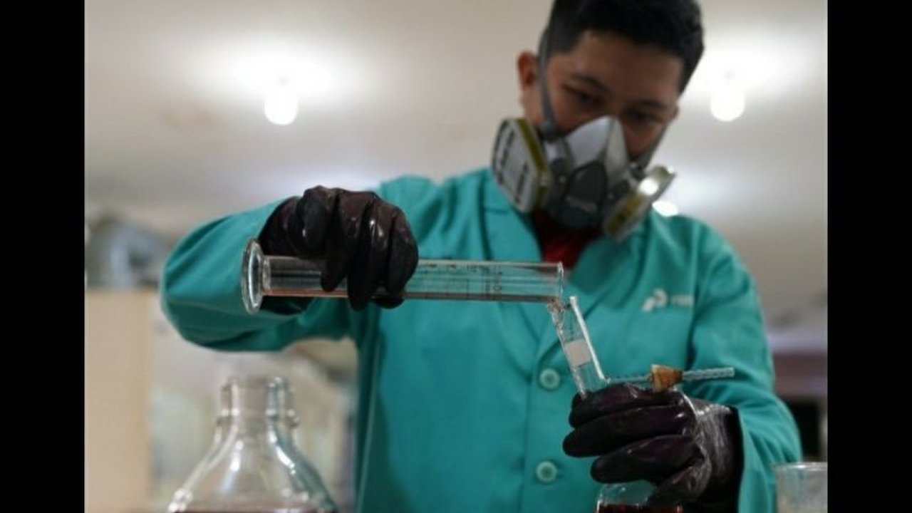 Laboratorium Kilang Pertamina RU III Plaju meraih akreditasi ISO/IEC 17025:2017 dari Komite Akreditasi Nasional (KAN) dan berbagai penghargaan bergengsi nasional dan internasional, membuktikan kualitas pengujiannya yang unggul dan terpercaya.