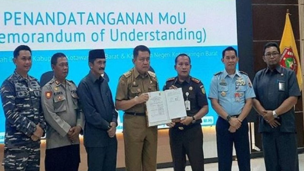 Pemerintah Kabupaten Kotawaringin Barat (Kobar) bermitra dengan Kejaksaan Negeri Pangkalan Bun untuk mencegah korupsi dalam pembangunan, ditandai dengan penandatanganan MoU guna memastikan pembangunan berjalan transparan dan akuntabel.