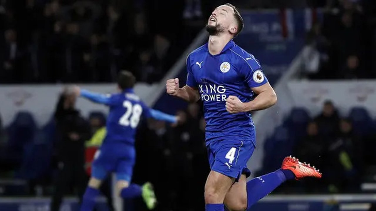 Gelandang Leicester, Danny Drinkwater, merayakan gol yang dicetaknya ke gawang Liverpool pada laga Premier League di Stadion King Power, Leicester, Senin (27/2/2017). (AFP/Adrian Dennis)