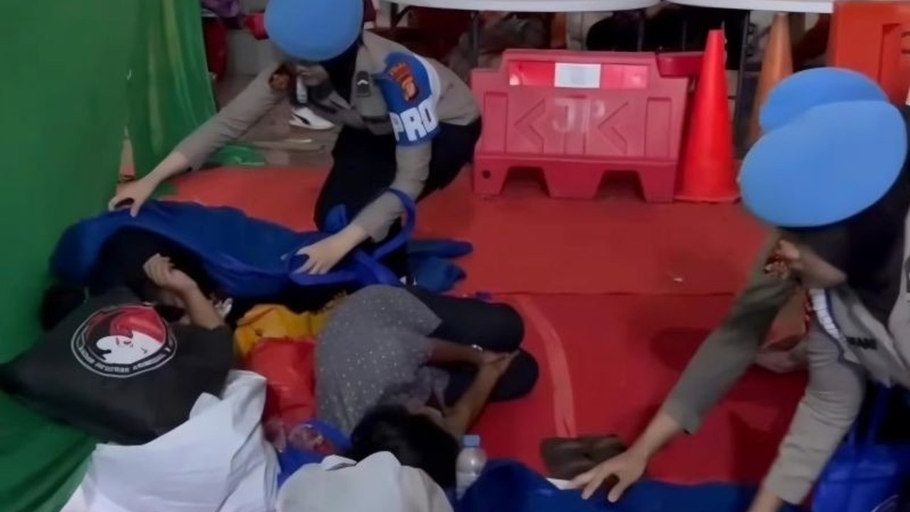 Polda Metro Jaya melalui Bidang Propam menggelar bakti sosial untuk membantu para pengungsi kebakaran di Kebon Kosong, Kemayoran, Jakarta Pusat, yang meliputi layanan kesehatan, dapur umum, dan pembagian kebutuhan pokok.