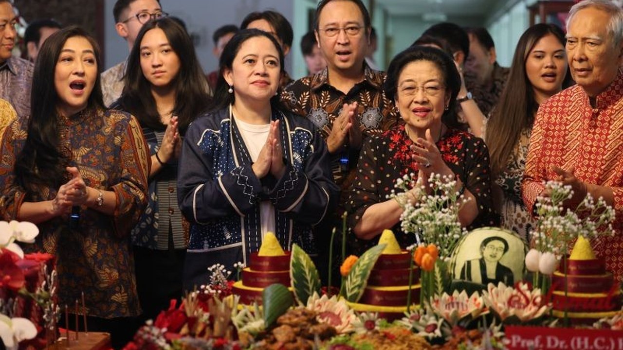 Presiden ke-5 RI, Megawati Soekarnoputri, merayakan ulang tahunnya yang ke-78 dengan sederhana bersama keluarga, sahabat, dan tokoh penting di Istana Batu Tulis, Bogor, serta dihadiri perayaan terpisah oleh kader PDIP.