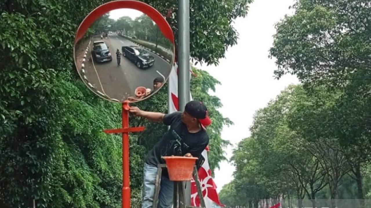 Pemerintah Kota Jakarta Timur memasang 339 cermin cembung, 1.045 speed bump, dan berbagai marka jalan untuk mengurangi kecelakaan lalu lintas di 10 wilayah kecamatan, menindaklanjuti aspirasi warga dan hasil operasi yang menilang 3.594 kendaraan.