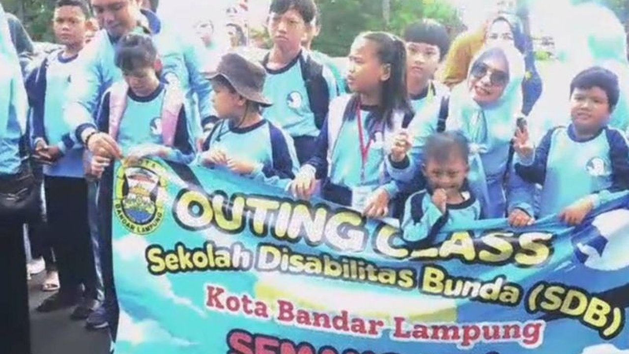 Pemerintah Kota Bandarlampung membina 94 siswa berkebutuhan khusus melalui Sekolah Disabilitas Bunda (SDB), dengan kunjungan ke Polresta Bandarlampung sebagai upaya memotivasi mereka dan dukungan penuh dari pihak kepolisian.