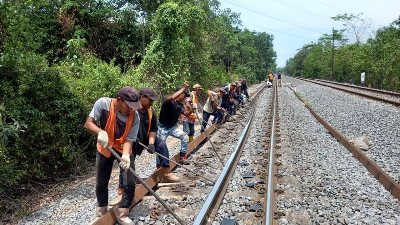 KAI Divre III Palembang meningkatkan pelayanan dan keselamatan perjalanan kereta api dengan mengganti 131.500 meter rel, serta berbagai peningkatan infrastruktur lainnya di tahun 2024.