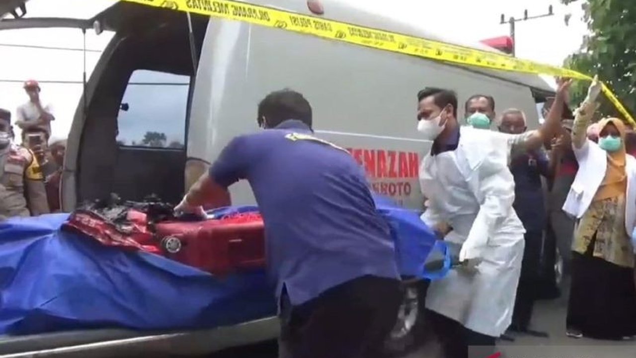 Polres Ngawi menyelidiki penemuan mayat wanita tanpa kepala dan beberapa bagian tubuh lainnya di dalam koper merah di Desa Dadapan, Kecamatan Kendal, Ngawi, Jawa Timur.