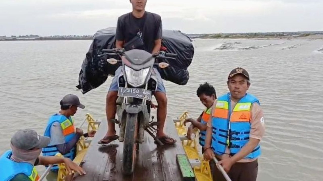 Banjir Rob Karawang Rendam Puluhan Rumah, Akses Jalan Terputus