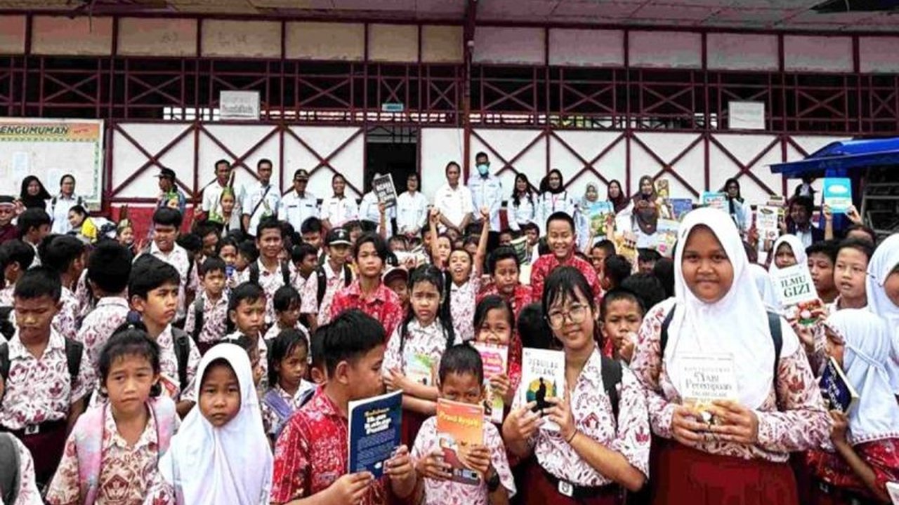 Dinas Kearsipan dan Perpustakaan Kapuas menjalin kerjasama dengan tiga SDN di Kecamatan Dadahup, Kalimantan Tengah, untuk meningkatkan minat baca melalui program pinjam pakai buku dan layanan mobil perpustakaan keliling.