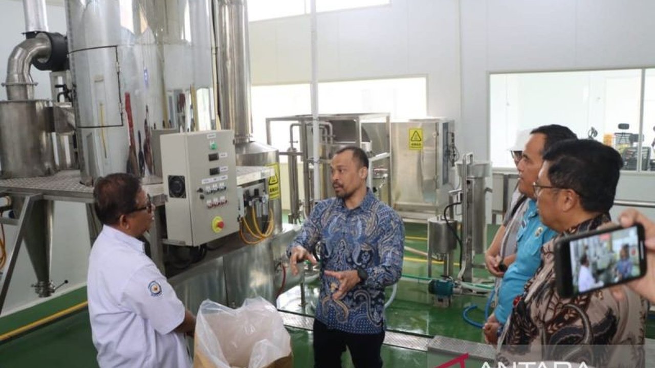 Kementerian Kelautan dan Perikanan (KKP) membangun unit pengolahan ikan di Pekalongan untuk meningkatkan nilai tambah hasil perikanan dan memberikan dampak ekonomi positif bagi masyarakat sekitar.