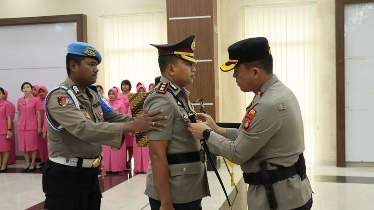 AKBP Joko Sulistiono resmi menjabat sebagai Wakapolresta Bandara Soekarno-Hatta, menggantikan Kombes Pol Ronald FC Sipayung, dan diharapkan membawa semangat baru dalam pengamanan bandara sebagai pintu gerbang Indonesia.