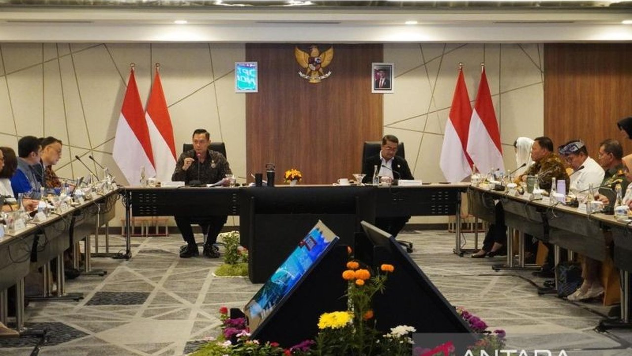 Menko Infrastruktur Agus Harimurti Yudhoyono prioritaskan beautifikasi dan digitalisasi Bandara Ngurah Rai untuk optimalkan layanan, bukan perluasan fisik, guna tampung hingga 32 juta penumpang per tahun.