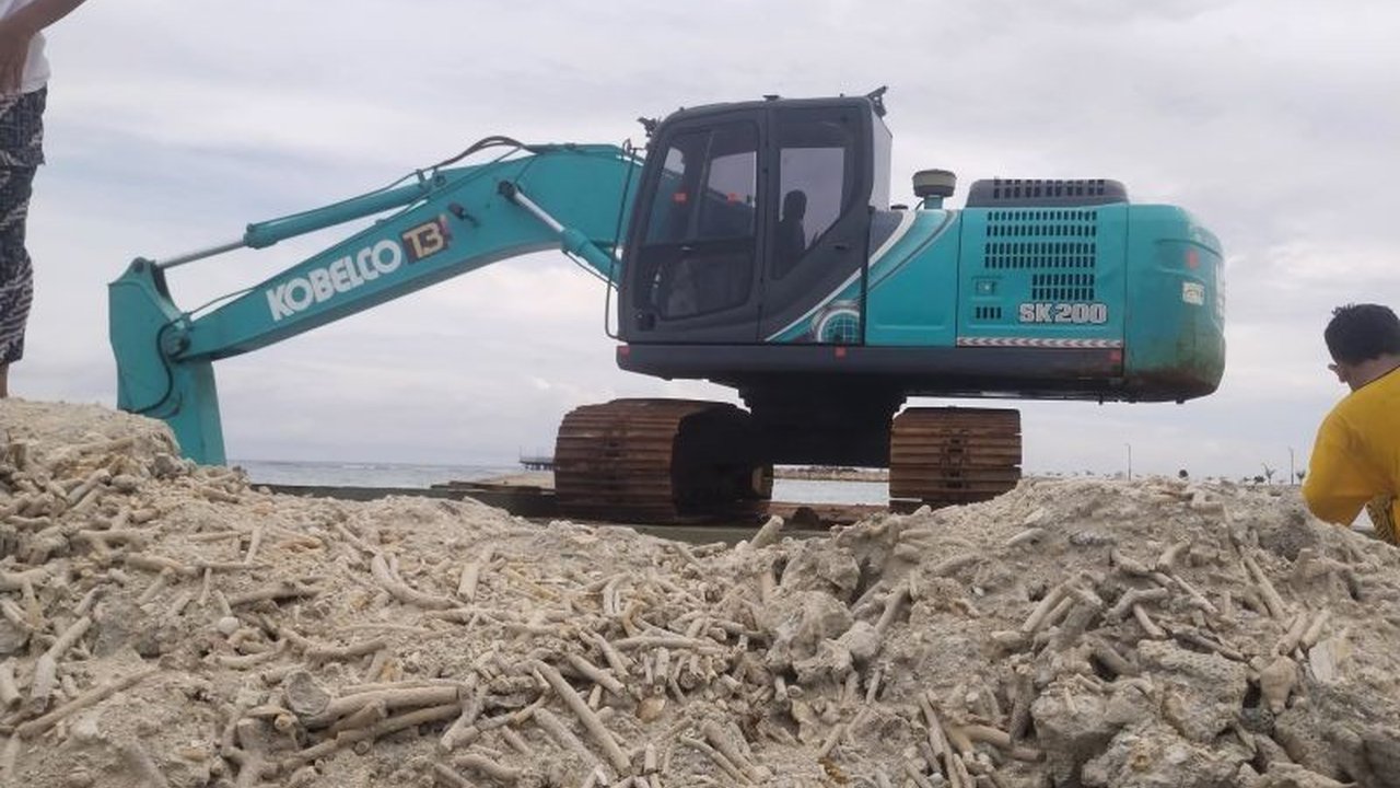 Polisi Kepulauan Seribu menyatakan izin pembangunan di Pulau Pari menjadi tanggung jawab KLHK, sementara kepolisian fokus menjaga keamanan dan mencegah konflik antara warga dan pengembang.