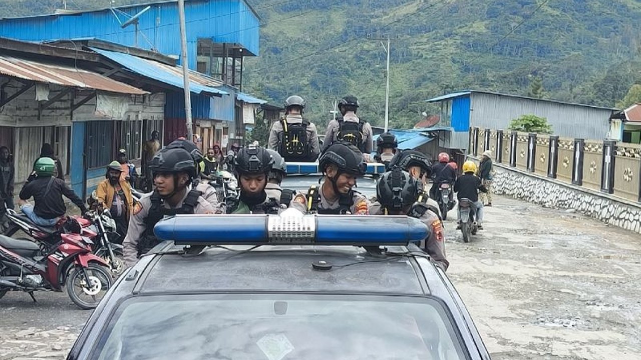 Kapolres Tolikara mengimbau masyarakat untuk tidak percaya isu-isu yang beredar menjelang putusan Mahkamah Konstitusi (MK) demi menjaga keamanan dan ketertiban wilayah.