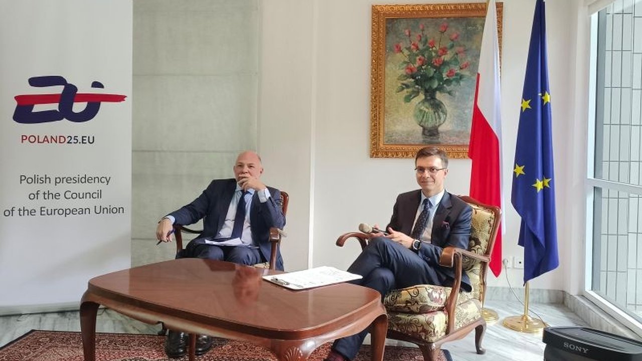 Presidensi Polandia di Uni Eropa memprioritaskan tujuh dimensi keamanan, mulai dari eksternal hingga kesehatan, untuk menciptakan Eropa yang stabil dan aman, dengan fokus pada dukungan untuk Ukraina dan melawan disinformasi.