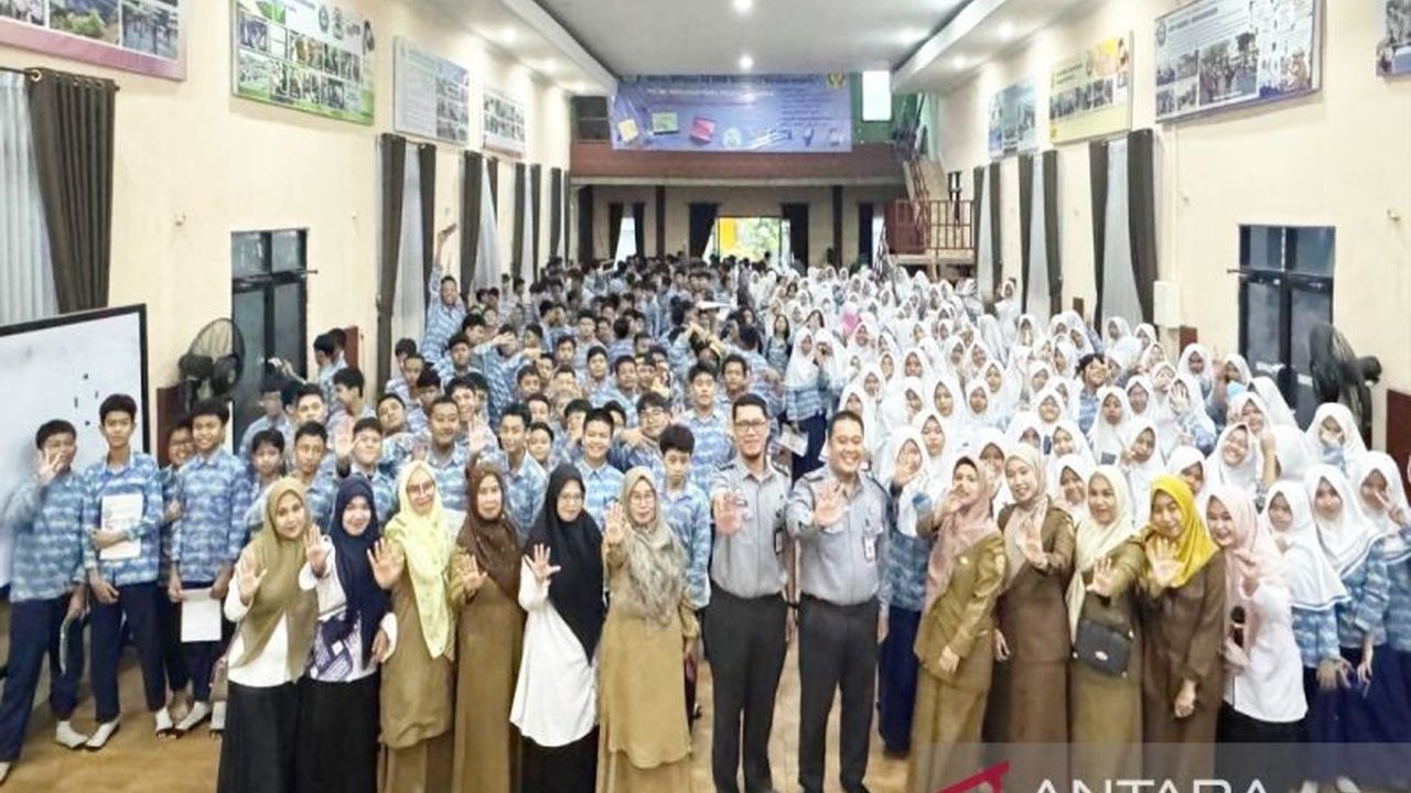Kemenkumham Kalsel adakan penyuluhan hukum di SMPN 1 Banjarmasin untuk 300 siswa, guna mencegah kekerasan dan kenakalan remaja serta membentuk generasi muda yang sadar hukum.
