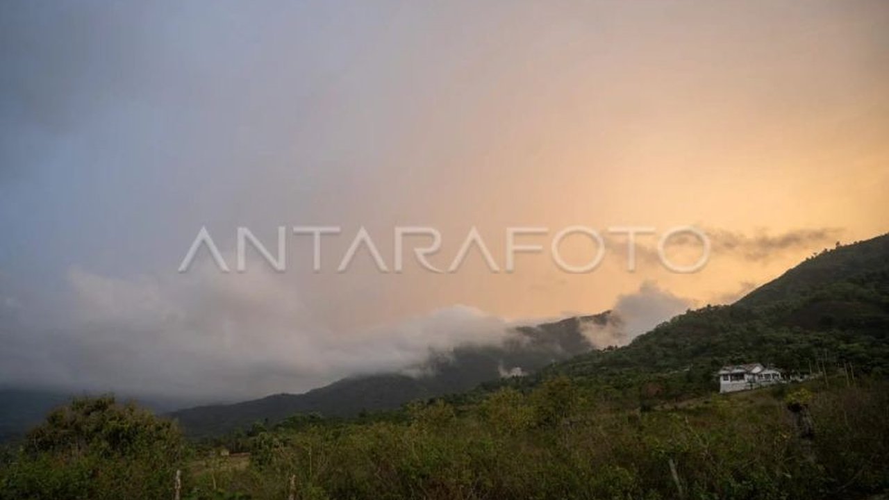 BMKG Aceh memprediksi hujan ringan hingga lebat akan melanda Aceh pada 23-25 Januari 2025 akibat aktifnya Madden Julian Oscillation (MJO) fase tiga di Samudra Hindia, diperparah oleh faktor lain seperti belokan angin dan suhu laut hangat.