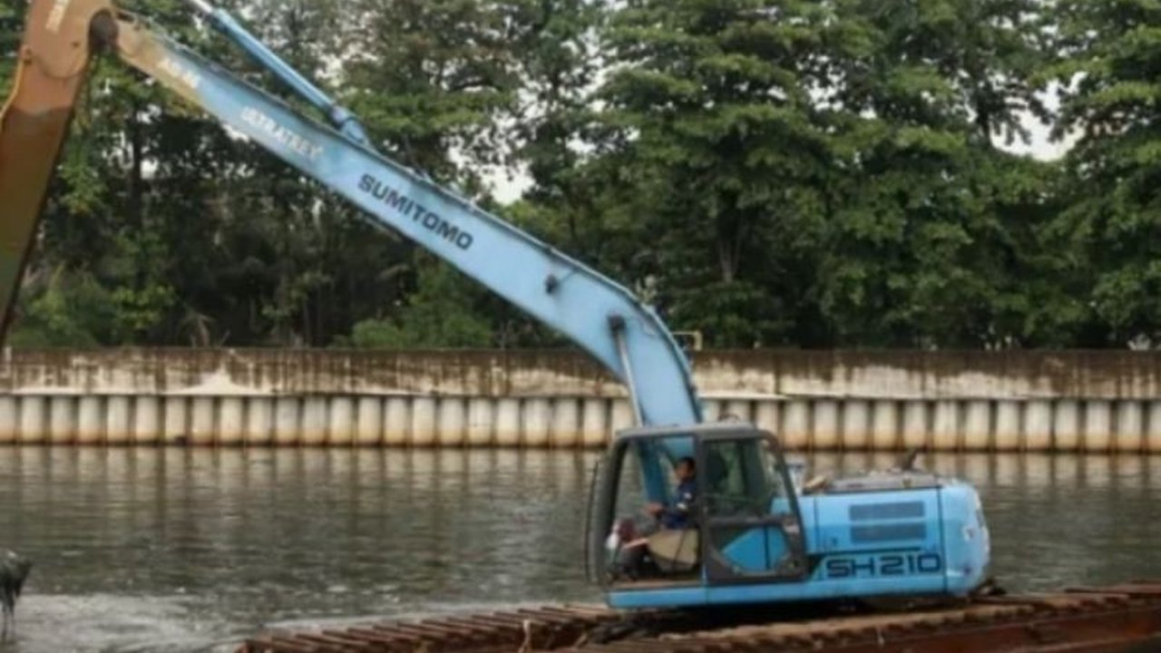 Pemkot Jakut Keruk 21 Lokasi Cegah Banjir Musim Hujan