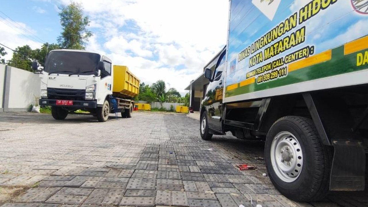 Dinas Lingkungan Hidup (DLH) Kota Mataram memanfaatkan puluhan ribu batako dari limbah plastik untuk menata areal Tempat Pengolahan Sampah Terpadu (TPST) modern Sandubaya, sebagai solusi inovatif pengelolaan sampah plastik dan potensi pendapatan daerah.