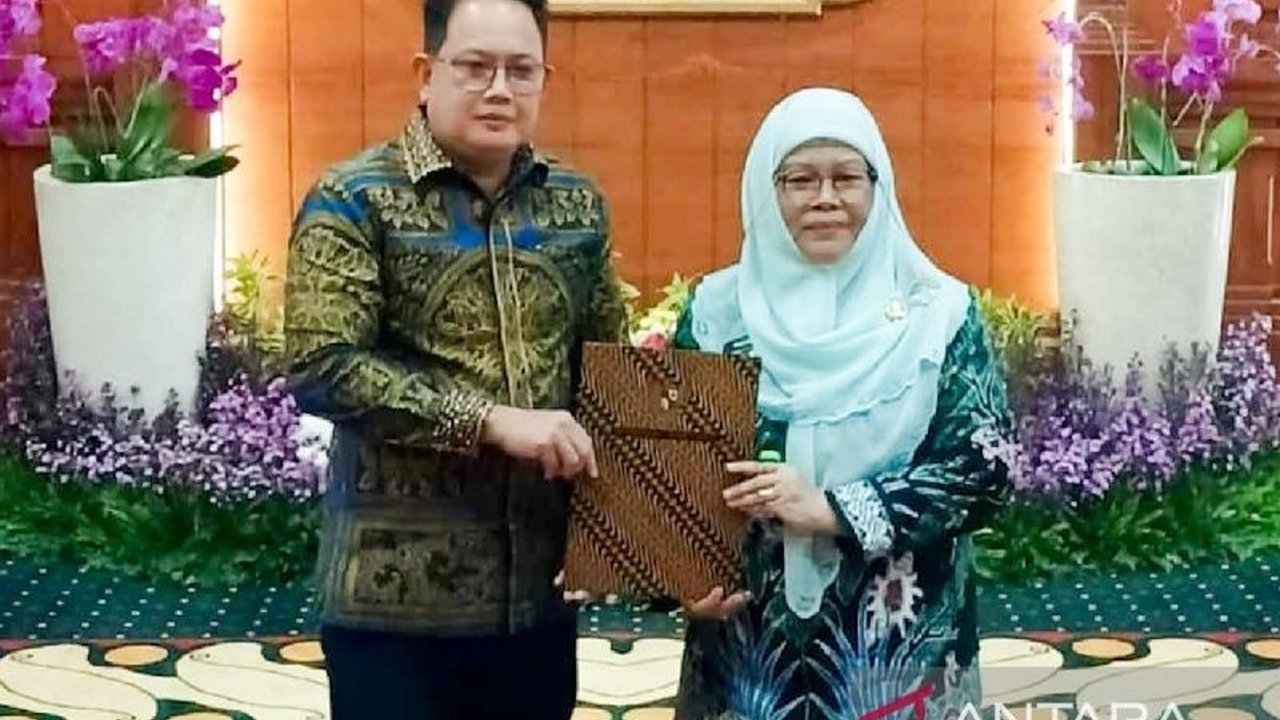 Penjabat Gubernur Jawa Timur menunjuk Wakil Bupati Situbondo, Nyai Khoirani, untuk menjalankan tugas dan wewenang Bupati Karna Suswandi yang ditahan KPK terkait dugaan gratifikasi.