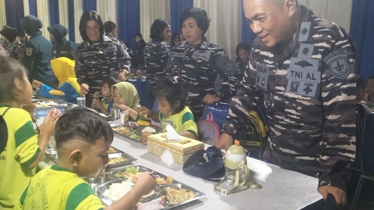 Untuk meningkatkan kualitas gizi anak, 18 koki KRI dilatih di hotel berbintang lima sebelum menyiapkan makanan bergizi gratis dalam program Makan Bergizi Gratis (MBG) di atas KRI Banda Aceh 593.