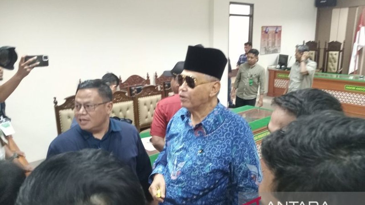 Jaksa Penuntut Umum (JPU) mendakwa Panji Gumilang telah mengalihkan dana Yayasan Pesantren Indonesia (YPI) senilai puluhan miliar rupiah untuk membayar utang pribadi dan membeli aset atas nama sendiri serta keluarga, antara tahun 2014 hingga 2023.