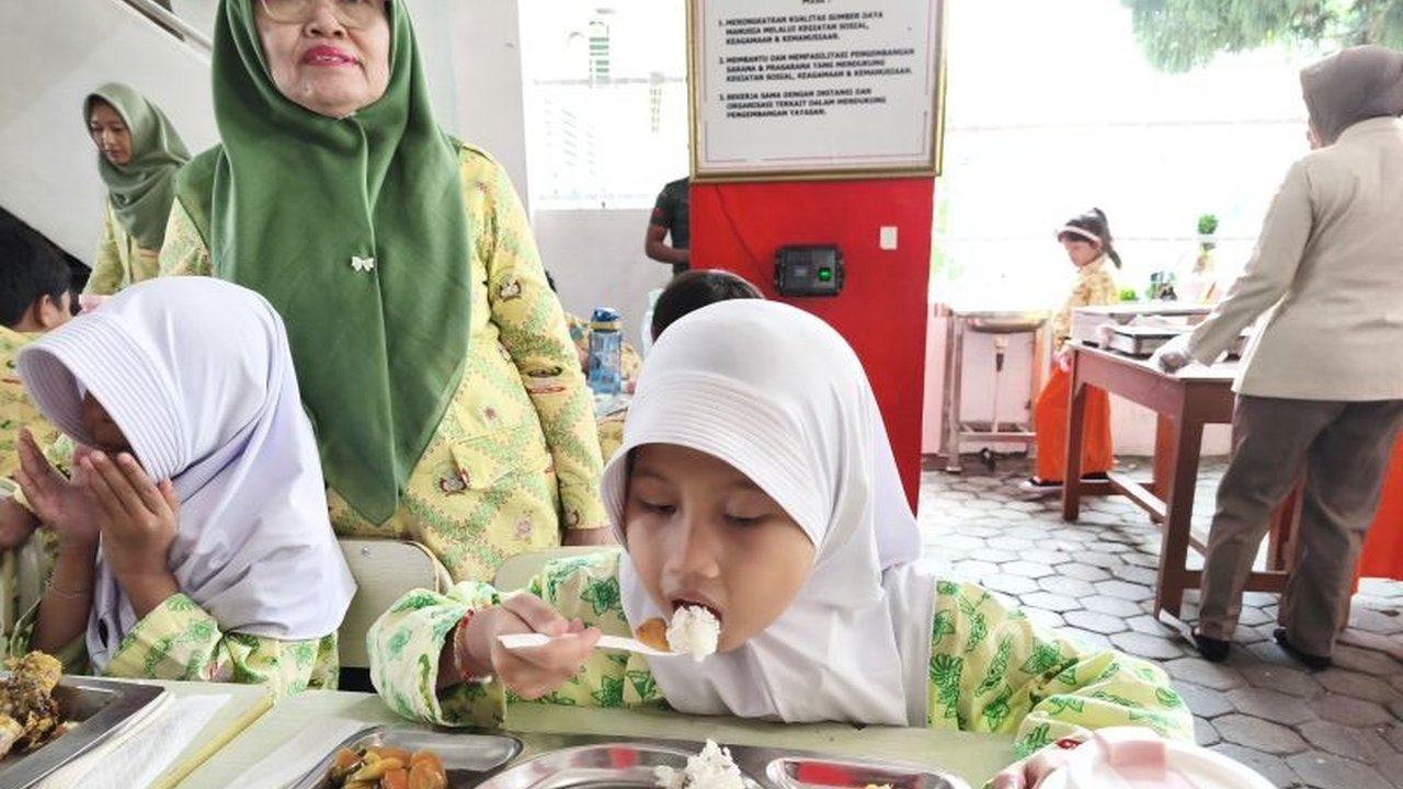 Sebanyak 1.750 siswa TK, SD, dan SMP di Bandarlampung, Lampung, mengikuti Program Dapur Masuk Sekolah yang mendukung program Makan Bergizi Gratis (MBG) pemerintah pusat, dengan menu dinilai bergizi dan lengkap.