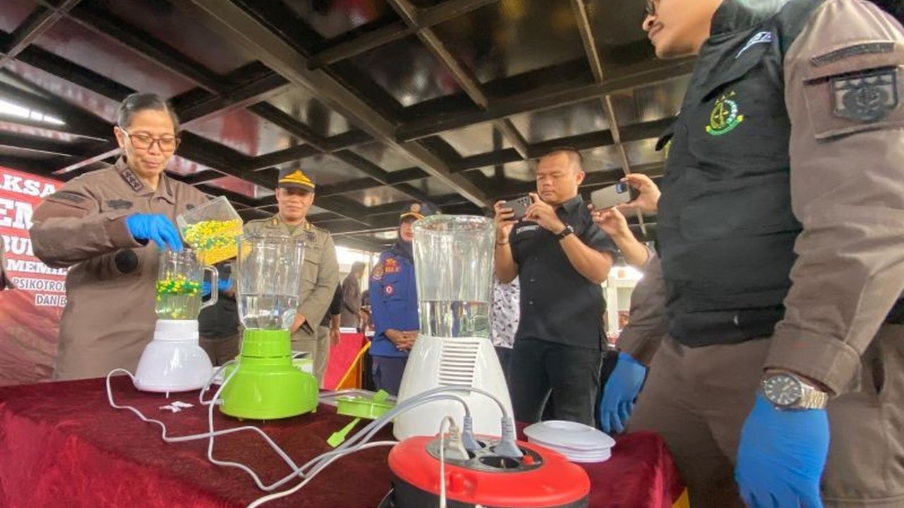 Kejari Garut memusnahkan barang bukti dari 78 kasus kejahatan, termasuk narkoba dan miras, yang telah berkekuatan hukum tetap dari pengadilan, guna mencegah penyalahgunaan dan peredaran kembali.