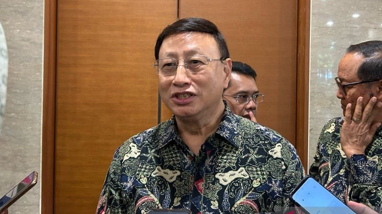 Proyek pembangunan 3 juta rumah dan IKN diprediksi akan mendorong pertumbuhan positif industri furnitur dalam negeri, namun pelaku usaha perlu meningkatkan daya saing dan inovasi.