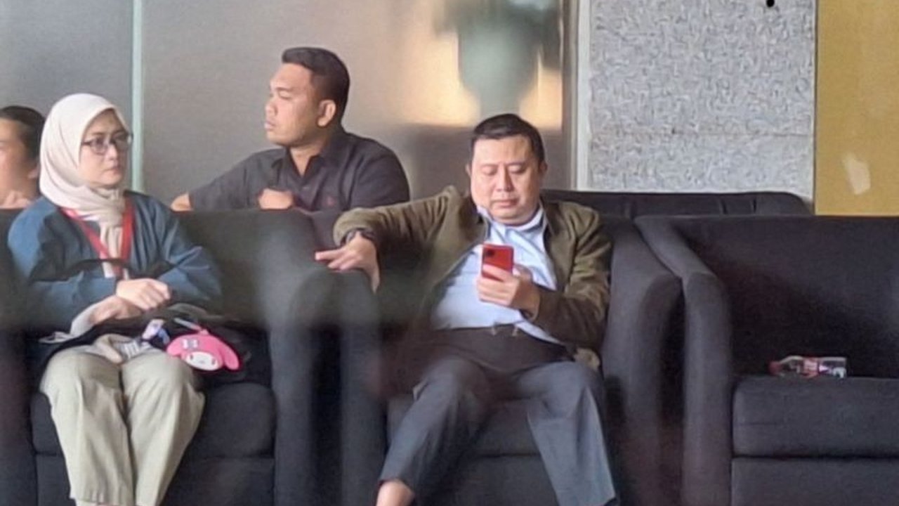 KPK memeriksa Saeful Bahri sebagai saksi terkait kasus dugaan korupsi yang menjerat Sekjen PDIP Hasto Kristiyanto dan buronan Harun Masiku, terkait suap untuk meloloskan Harun Masiku sebagai anggota DPR.