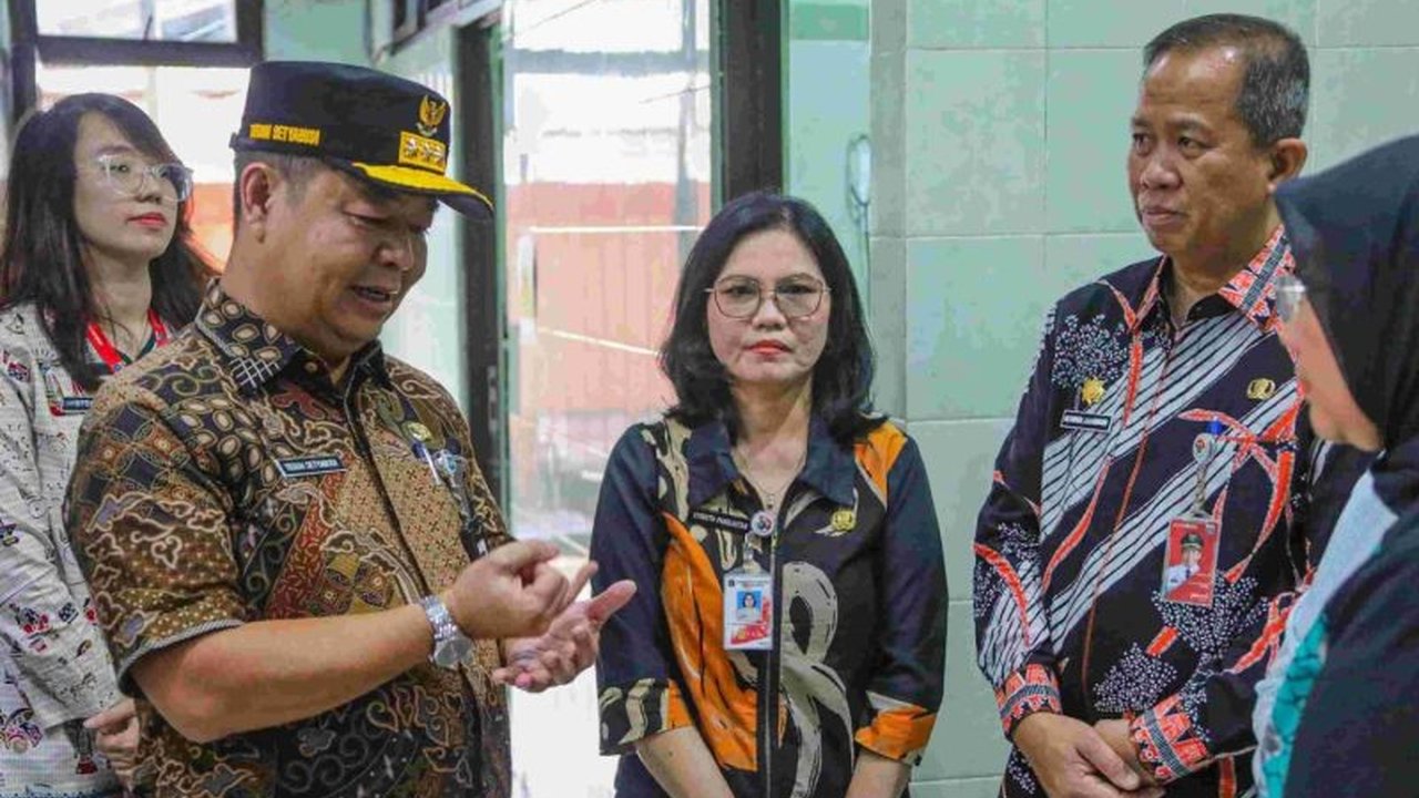 Penjabat Gubernur DKI Jakarta, Teguh Setyabudi, meminta percepatan renovasi Puskesmas Pembantu Kebon Bawang II yang mengalami kerusakan struktur bangunan dan meminta koordinasi dengan dinas terkait.