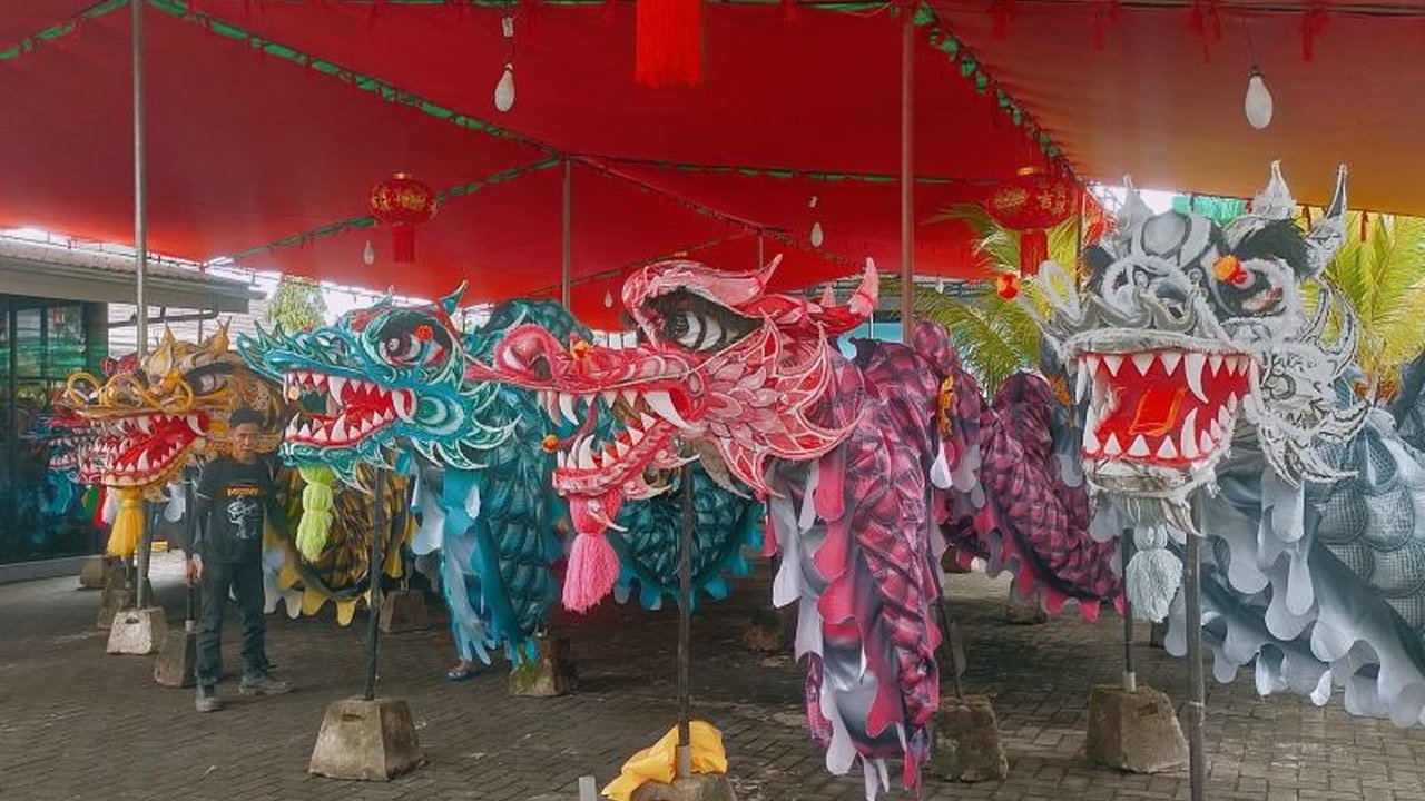 Sembilan replika naga raksasa dengan panjang 37-38 meter akan memeriahkan perayaan Cap Go Meh di Singkawang, Kalimantan Barat pada 12 Februari 2025, dengan serangkaian prosesi dan pawai.