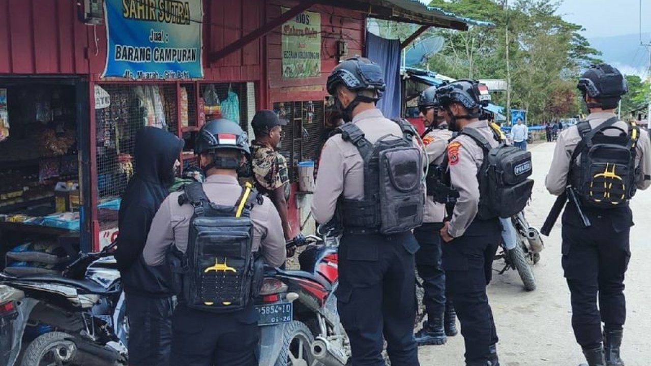 Menjelang putusan Mahkamah Konstitusi terkait Pilkada Tolikara, TNI-Polri meningkatkan patroli dan razia di Karubaga untuk menjaga keamanan dan ketertiban masyarakat serta mengantisipasi potensi gangguan.