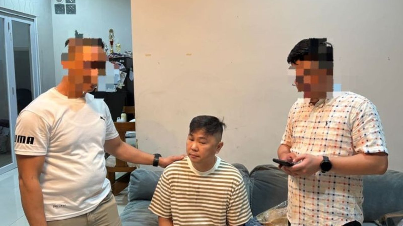 Tim Tabur Kejati DKI Jakarta berhasil menangkap DBR, DPO kasus narkoba 20 kg sabu dan 100 butir ekstasi di Tangerang Selatan setelah buron selama bertahun-tahun.