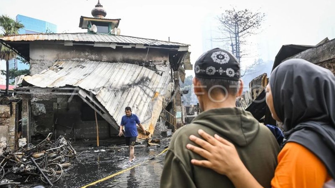Penolakan warga korban kebakaran Kemayoran terhadap relokasi ke rusun terdekat karena alasan emosional dan kepemilikan lahan menimbulkan tantangan bagi Pemprov DKI Jakarta dalam penangan pasca bencana.
