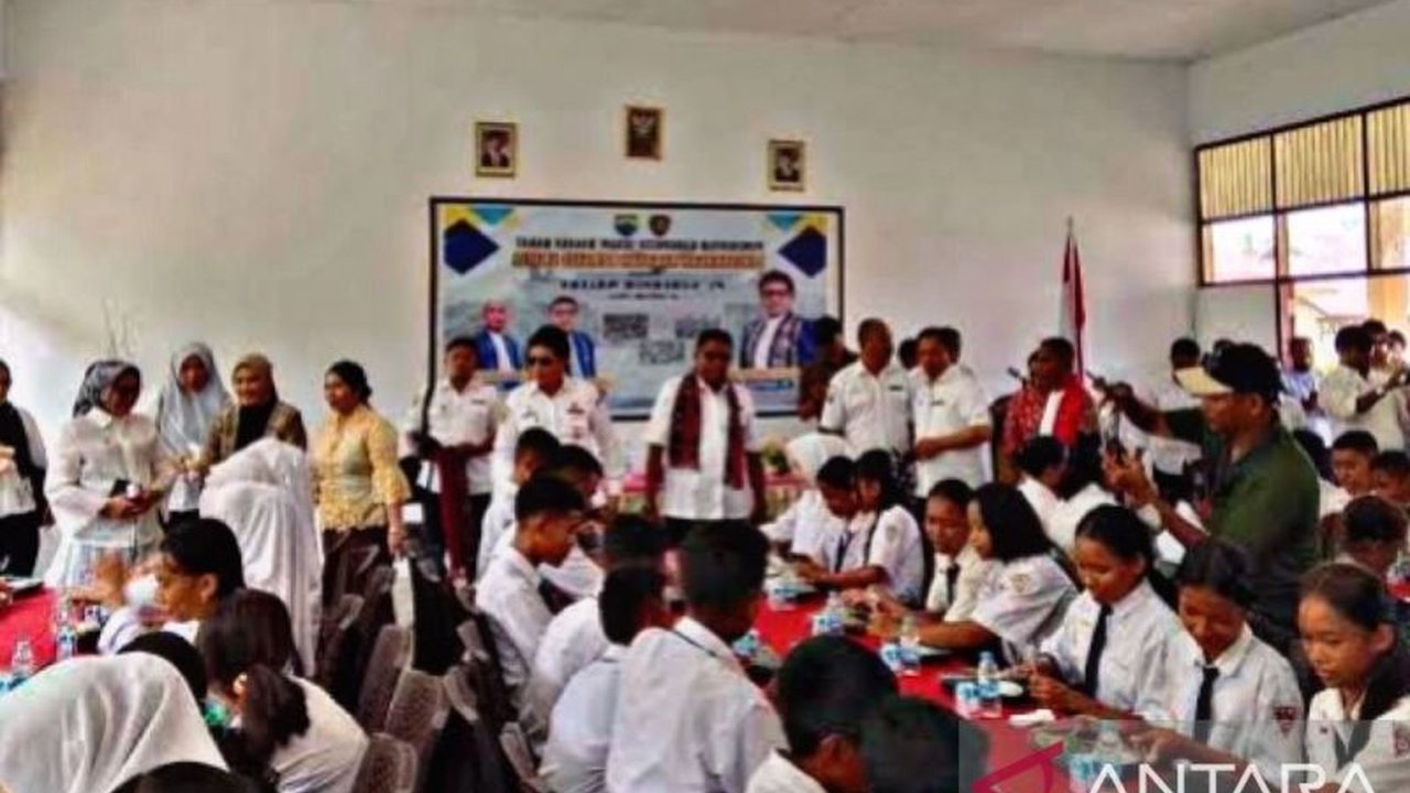 Pemerintah luncurkan Program Makan Bergizi Gratis (MBG) di Kabupaten Seram Bagian Barat, Maluku, menyasar 365 siswa SD dan SMP, sebagai proyek percontohan dan bagian dari perayaan HUT ke-21 Kabupaten SBB.
