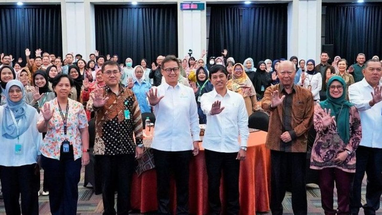 Kementerian Kesehatan meluncurkan buku panduan dan lembar balik TB untuk memperkuat penanganan penyakit yang menyebabkan 136.000 kematian per tahun di Indonesia, sebagai bagian dari program percepatan 'Quick Win'.