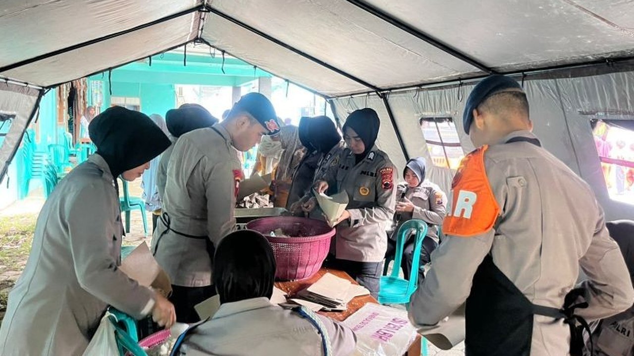 Korps Brimob Polri sigap membantu evakuasi korban dan penanganan bencana banjir dan longsor di beberapa wilayah Jawa Tengah, mengerahkan ratusan personel dan mendirikan dapur umum.