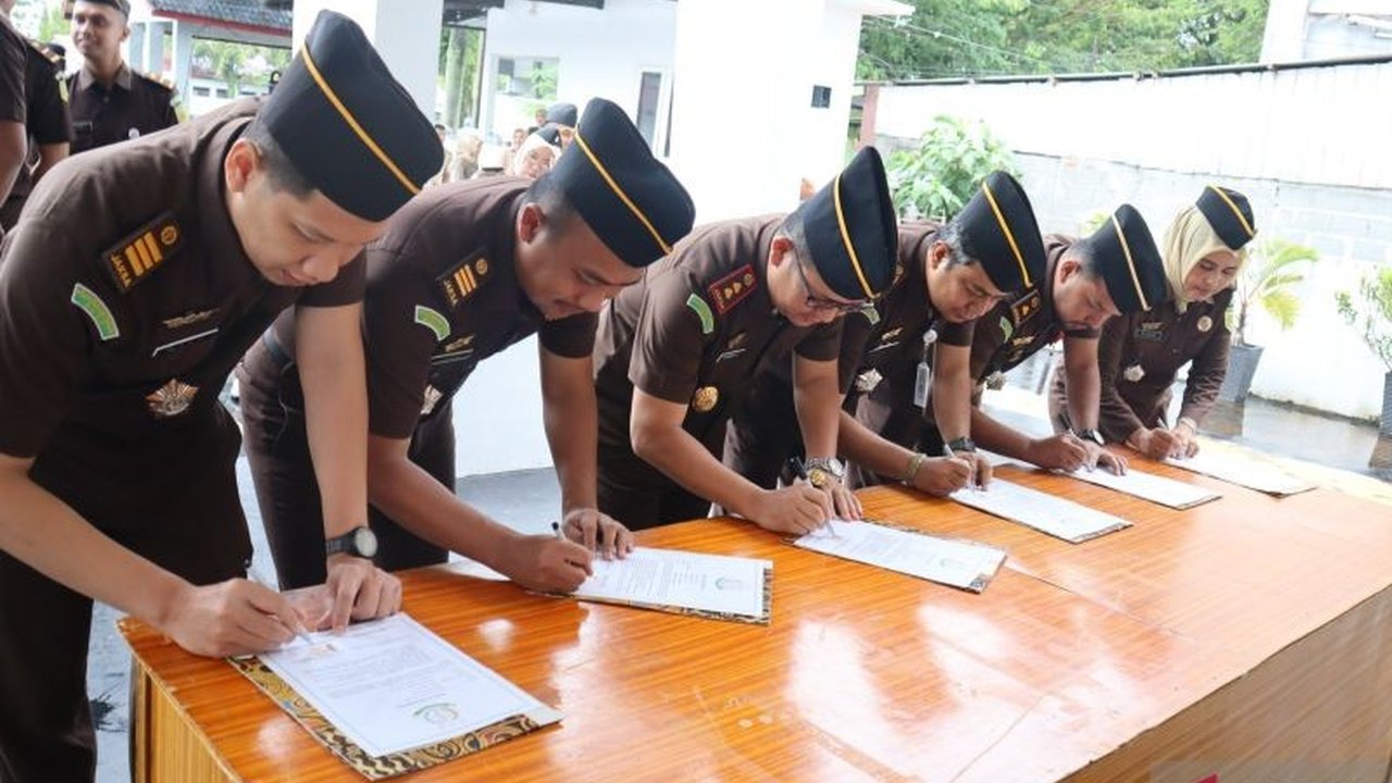 Kejaksaan Negeri Aceh Barat menandatangani pakta integritas untuk mewujudkan zona integritas wilayah bebas korupsi (WBK) dan wilayah birokrasi bersih melayani (WBBM), serta meningkatkan kualitas pelayanan publik.