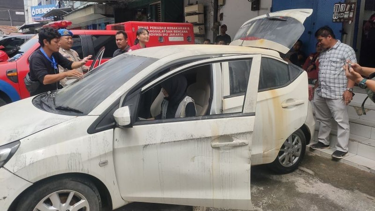 Mobil milik Oshima Yukari, salah satu korban hilang dalam kebakaran Glodok Plaza, ditemukan di lantai tujuh gedung dan telah dibawa turun; proses identifikasi 11 jenazah yang telah dievakuasi masih berlangsung.