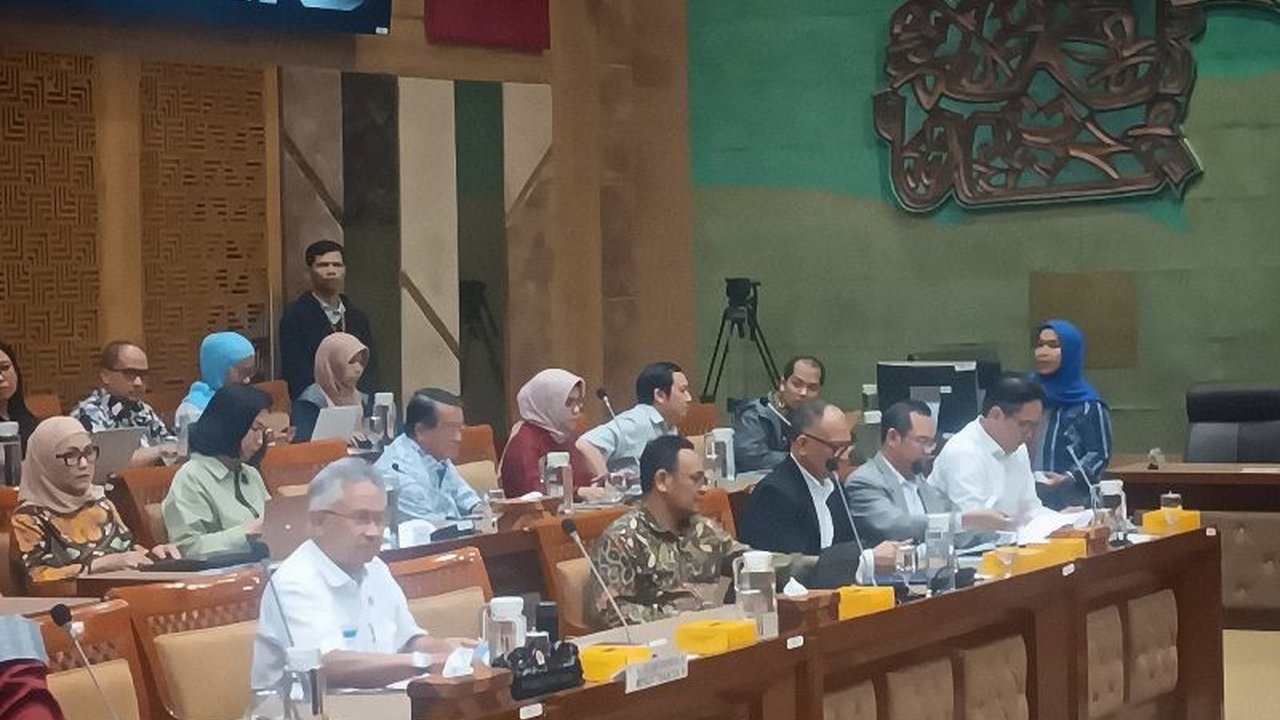 Menteri Pendidikan, Kebudayaan, Riset, dan Teknologi (Mendikbudristek) menghadiri rapat tertutup dengan Komisi X DPR RI untuk membahas evaluasi anggaran, program 2025, dan isu terkini, termasuk polemik pemecatan pegawai.