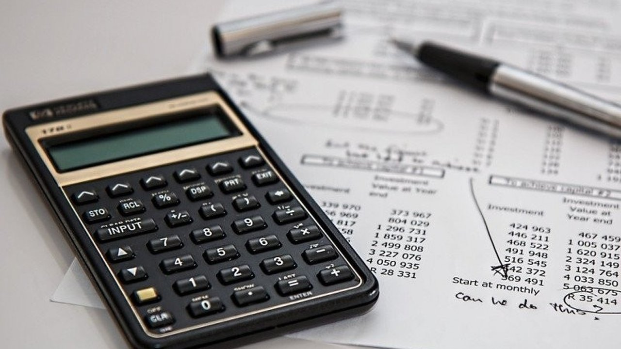 Direktur Keuangan SeaBank Indonesia, Lindawati Octavian, membagikan tips mengatur keuangan di 2025 bagi pekerja baru dan keluarga muda, mencakup penentuan target, anggaran realistis, pengelolaan utang, dan disiplin keuangan.