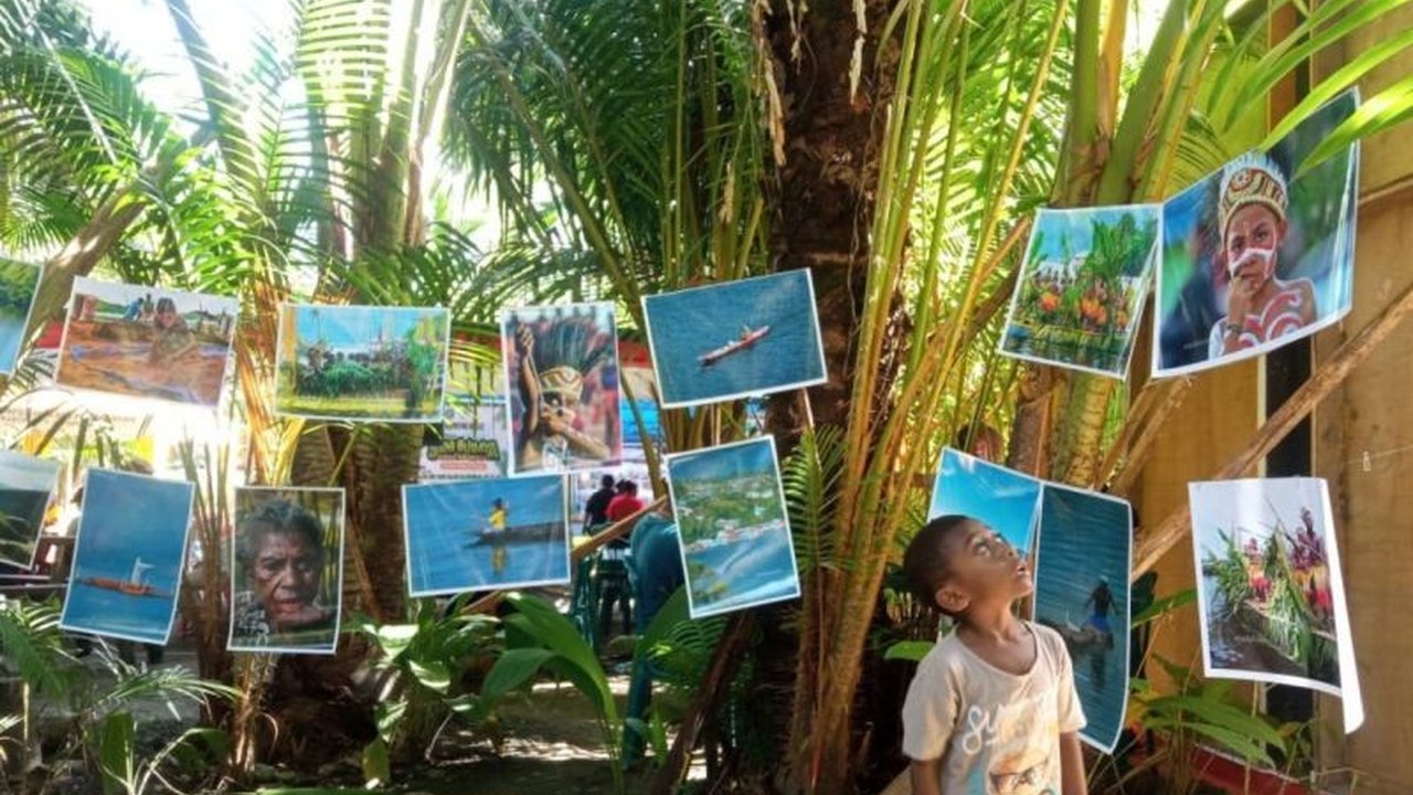 Sanggar Robongholo di Kabupaten Jayapura, Papua, menggelar pagelaran seni dan budaya bertajuk 'Simfoni Alam dan Budaya' di Hutan Sagu Kampung Sereh, menampilkan seni tradisional Sentani dan pameran kuliner lokal, sebagai upaya pelestarian budaya dan alam.