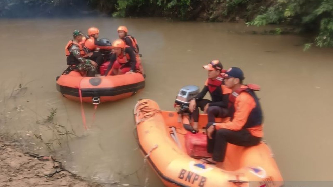 Tim SAR gabungan di Muara Enim, Sumatera Selatan, melakukan pencarian intensif terhadap Nurhalimah (10) yang tenggelam di Sungai Niru pada Rabu, 22 Januari 2025, saat mandi bersama teman-temannya.