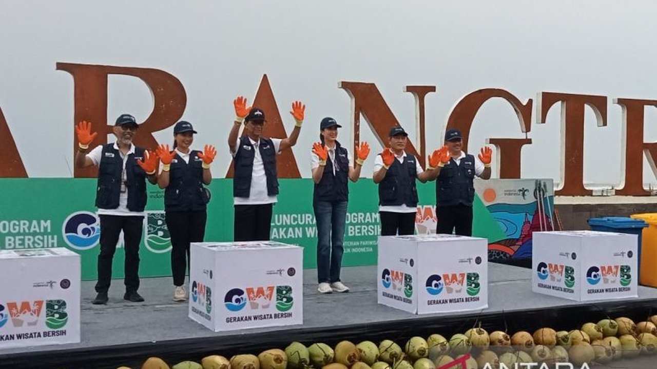 Menparekraf meluncurkan Gerakan Wisata Bersih (GWB) di Pantai Parangtritis, Yogyakarta pada 23 Januari 2024, untuk meningkatkan daya saing pariwisata Indonesia dengan fokus pada kebersihan, kelestarian lingkungan, dan sanitasi.