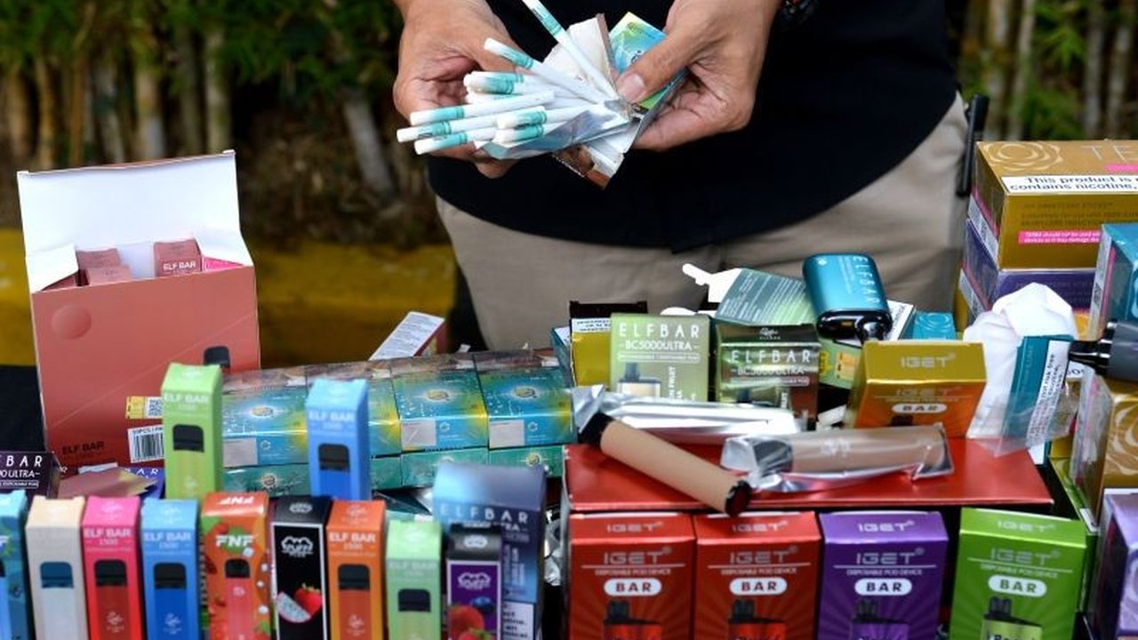 Penerimaan bea dan cukai di Nusa Tenggara Barat (NTB) pada tahun 2024 mencapai Rp3,74 triliun, melampaui target sebesar Rp3,75 triliun, meskipun terdapat penurunan pada bea masuk.