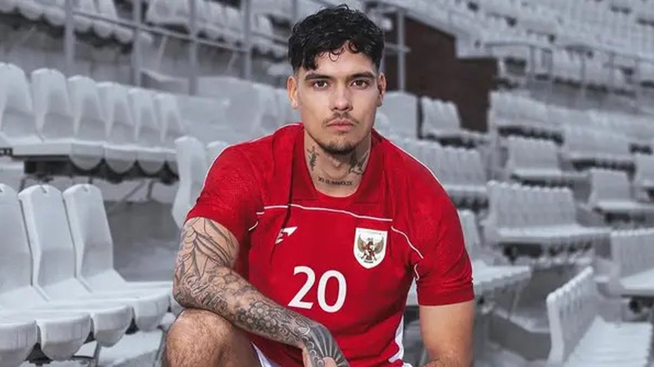 Shayne Pattynama dengan balutan jersey anyar Timnas Indonesia yang diluncurkan, Kamis (23/1/2025). (Dok. Erspo)