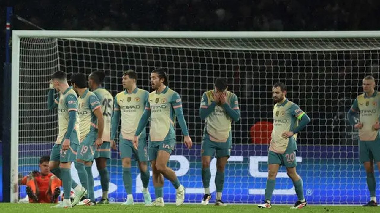 Pemain Manchester City bereaksi setelah kebobolan gol ketiga selama pertandingan fase liga Liga Champions UEFA antara Paris Saint-Germain dan Manchester City di Stadion Parc des Princes di