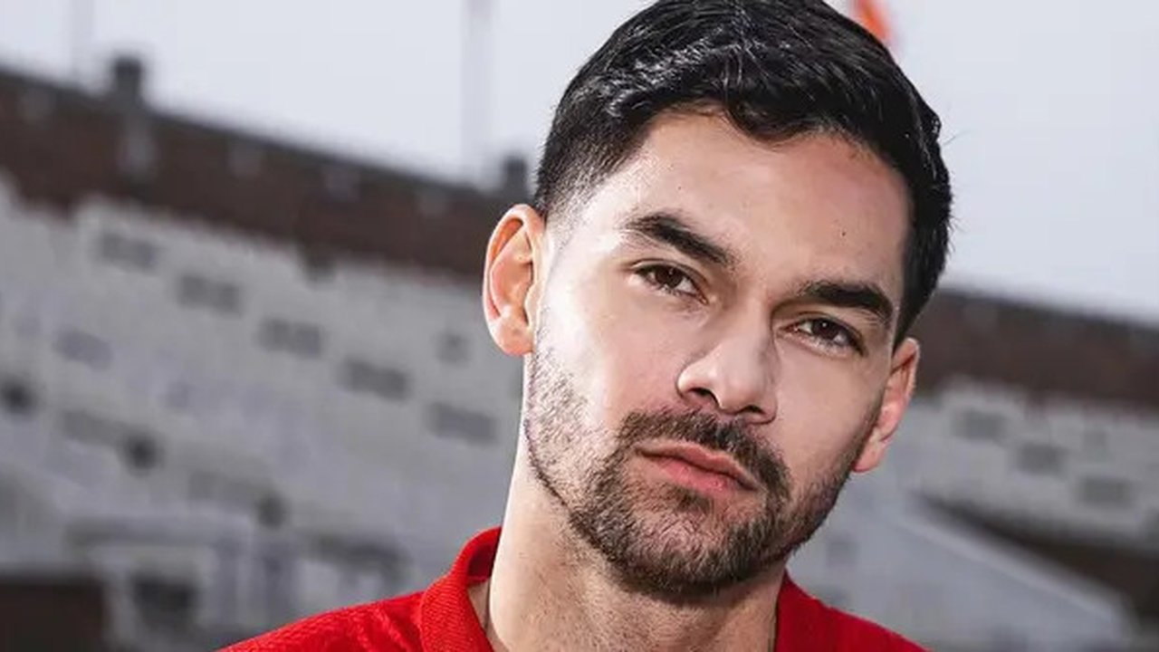 Sandy Walsh mengenakan jersey kandang baru Timnas Indonesia yang diluncurkan, Kamis (23/1/2025). (Dok. Erspo)