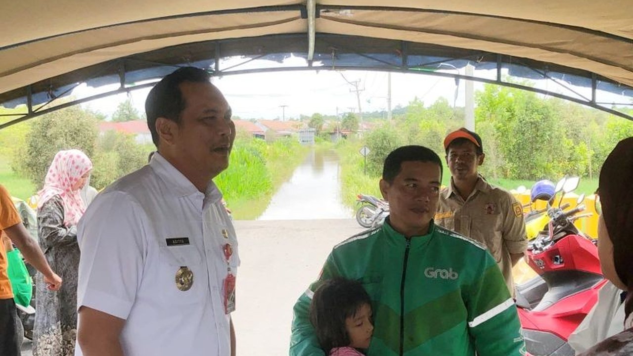 Wali Kota Banjarbaru meninjau langsung lokasi banjir di Guntung Manggis dan Jalan Tambak Buluh setelah hujan deras melanda, berbagai upaya penanganan dilakukan untuk membantu warga terdampak.