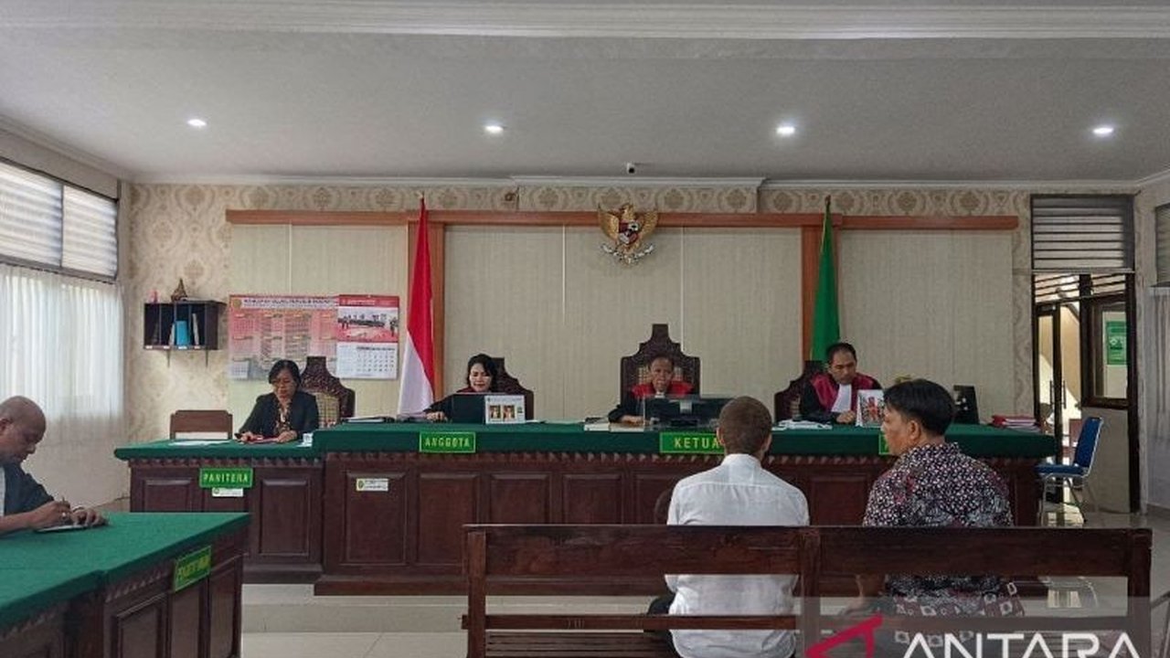 Dua warga negara Ukraina dihukum 20 tahun penjara dan denda Rp2 miliar terkait kasus pabrik narkoba di Bali, lebih ringan dari tuntutan seumur hidup dari Jaksa Penuntut Umum.